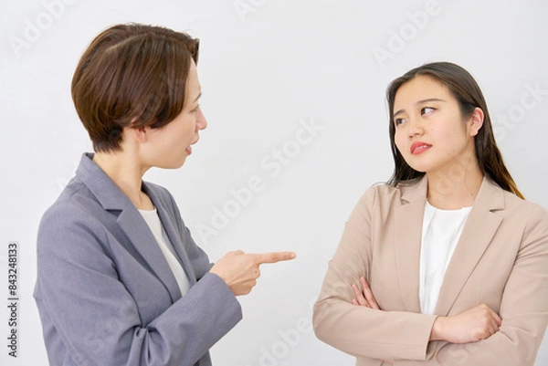 Fototapeta 喧嘩する部下と上司　白背景