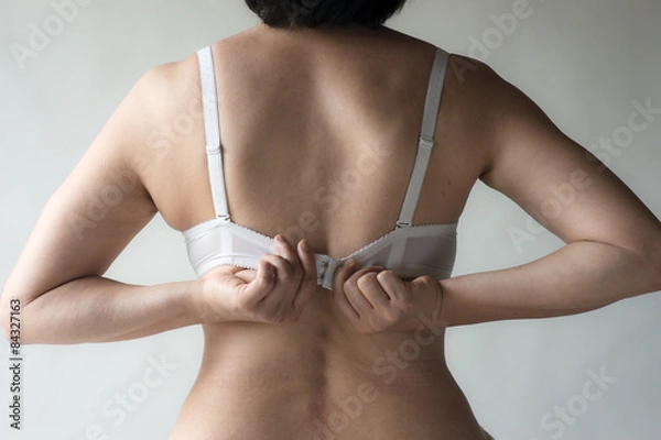 Fototapeta ブラジャーのホックをはめる女性