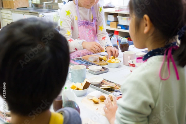 Obraz 料理教室で小学生の子どもがお菓子を使った料理を作る