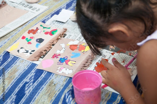 Obraz 絵画教室でカラフルな絵の具で絵を描く小学生の子ども