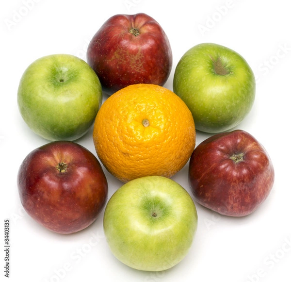 Obraz Яблоки в форме круга и апельсин крупным планом на белом фоне