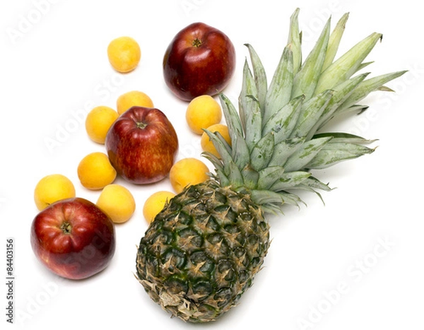 Obraz Красные яблоки, абрикосы и ананас изолированные крупным планом на белом фоне