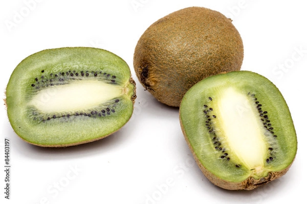 Obraz Киви целое и разрезанное на половинки крупным планом на белом фоне
