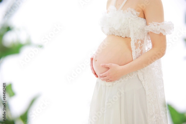 Obraz お腹に赤ちゃんのいる女性がお腹を包み込むように手をのせる