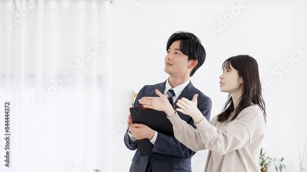 Obraz 部屋の案内をするビジネスマン