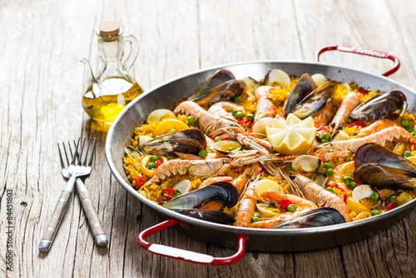 Obraz Paella z małżami i krewetkami