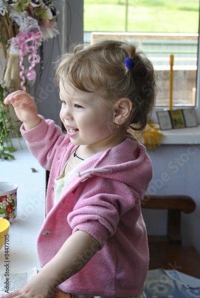 Obraz Радостный ребенок сидит за столом