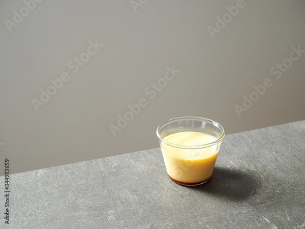 Obraz 黒いテーブルの上に置いてあるプリン