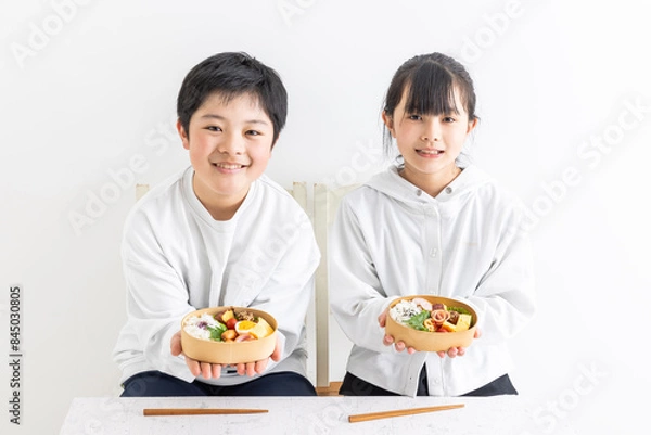 Fototapeta お弁当を食べる子ども　child eating lunch