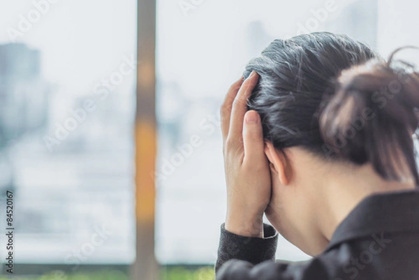 Obraz Kobieta trzyma głowę