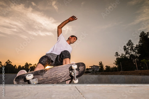 Fototapeta Skateboarder w betonowym basenie