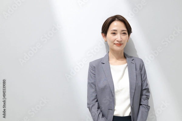 Fototapeta 笑顔で立つ女性