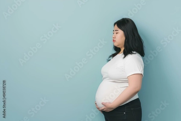 Obraz 痩せたいのにダイエットに失敗してまた太ったことに悩む肥満女性
