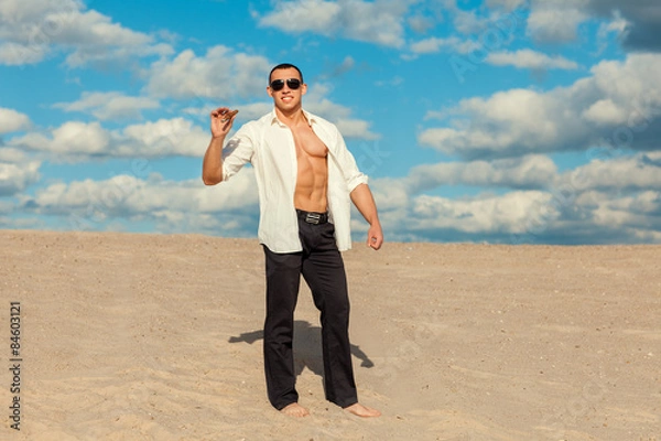 Obraz Man with cigar in the desert.