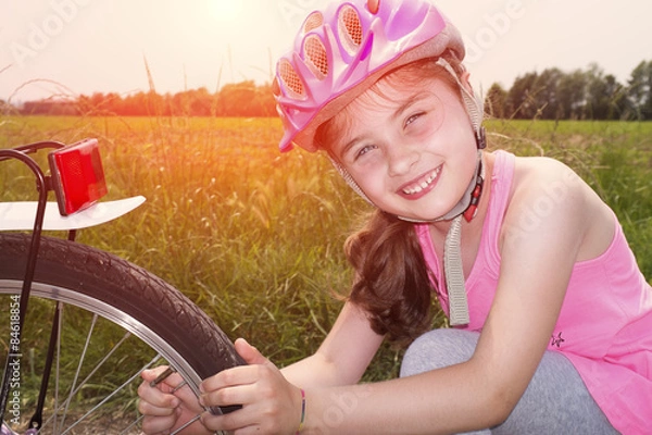 Obraz Bambina con casco e bicicletta