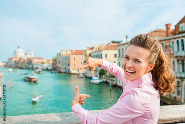 Fototapeta Śmiejąc się turysta kobieta w Wenecji kadrowania strzał z Canal Grande