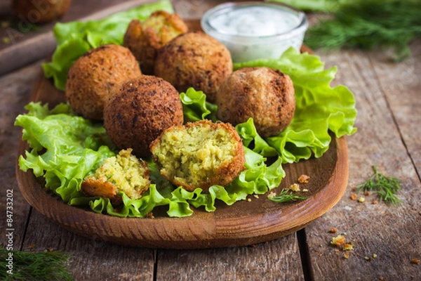 Fototapeta falafel z ciecierzycy z sosem tzatziki