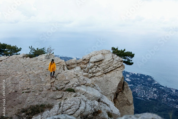 Fototapeta Spectacular View of Water and Mountains from Cliff Edge, Travel Adventure and Serenity Concept in Nature Wilderness Landscape