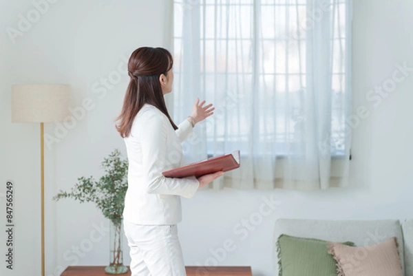 Fototapeta 家を案内をする不動産営業マン（内見・内覧・マンション・アパート・ビジネスマン）