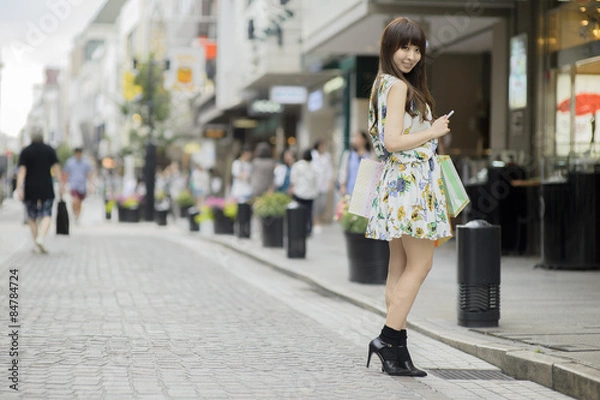 Obraz ショッピング中の若い日本人女性