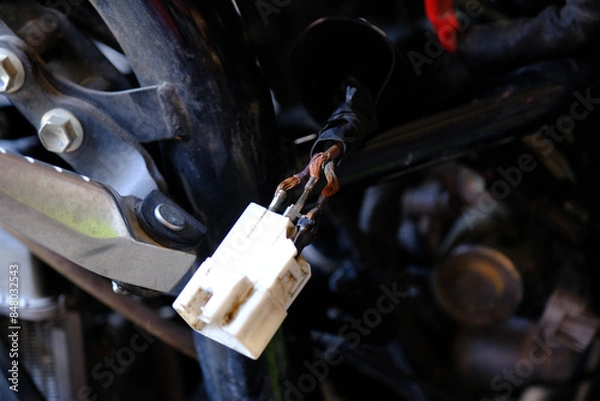 Obraz Check the electrical cable plug on the motorcycle.	