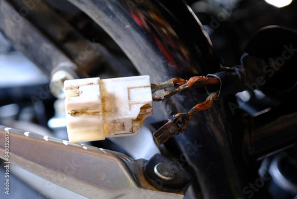 Obraz Check the electrical cable plug on the motorcycle.	