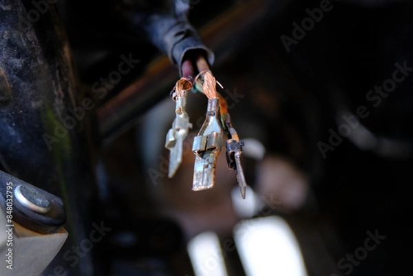 Obraz Check the electrical cable plug on the motorcycle.	