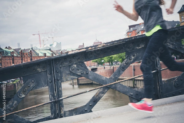 Fototapeta Junge Frau treibt Sport in Hamburg