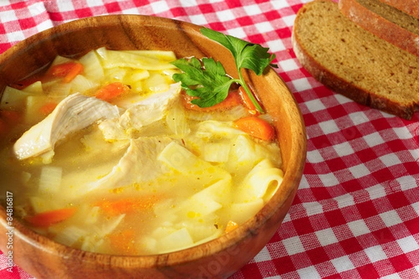 Obraz Суп куриный с лапшой в деревянной миске.