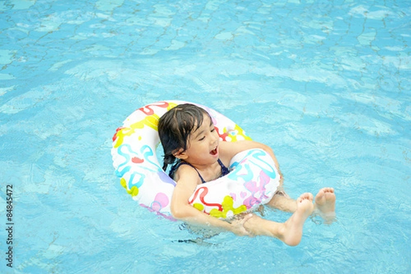 Fototapeta プールで遊ぶ笑顔の女の子