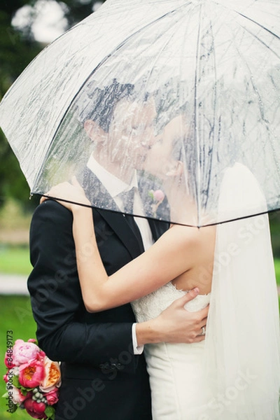 Obraz Newlyweds under umbrella
