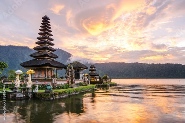 Obraz na wymiar Ulun Danu Bratan świątynia, Sławna Hinduska świątynia i atrakcja turystyczna w Bali, Indonezja