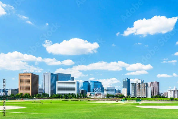 Obraz 川崎の都市景観　多摩川緑地　川崎駅前のビル群　夏空広がる都市風景【神奈川県・川崎市】