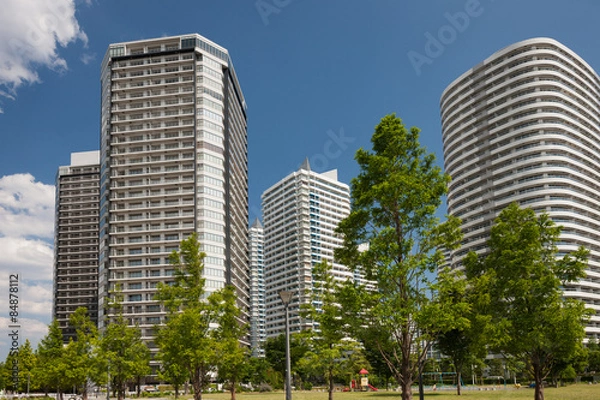 Fototapeta 新緑の高層マンション