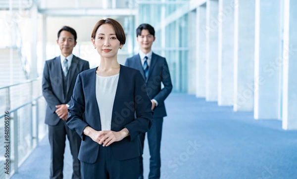 Obraz オフィスに立つスーツを着た3人