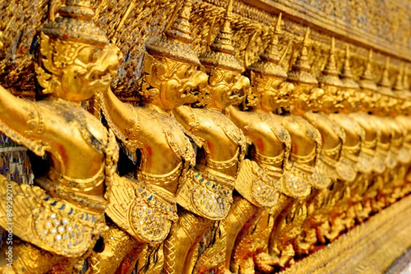 Obraz golden statue in wat phra keaw