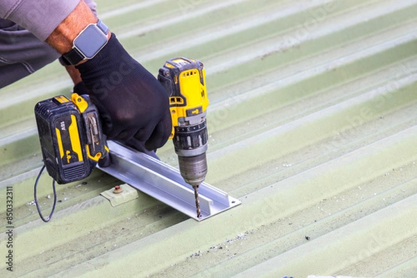 Obraz Operaio pratica un foro con il trapano