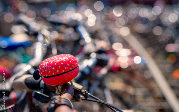 Obraz Rote Fahrradklingel auf einem Fahrradparkplatz