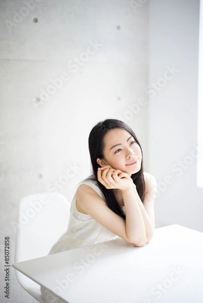 Fototapeta 考え事をする女性