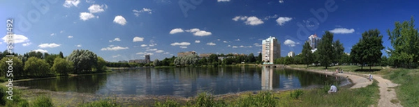 Fototapeta водоем в черте города на фоне синего неба в солнечный теплый день