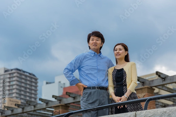 Fototapeta 遠くを見るカップル
