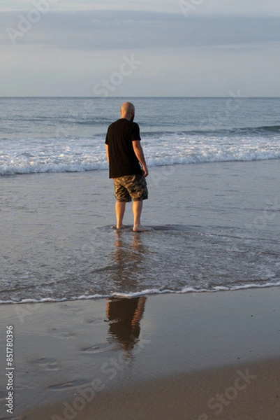 Obraz walking on the beach