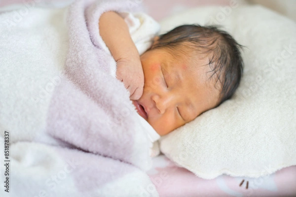 Obraz 眠る新生児