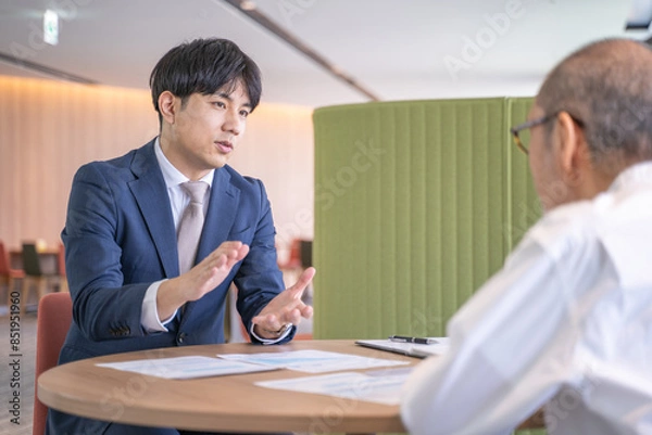 Obraz 商品サービスを説明する男性ビジネスマン