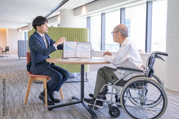 Fototapeta 商品サービスを説明する男性ビジネスマン