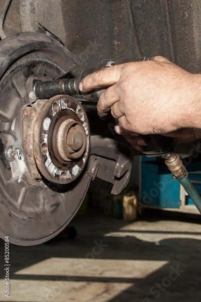 Obraz mechanic fixes brakes