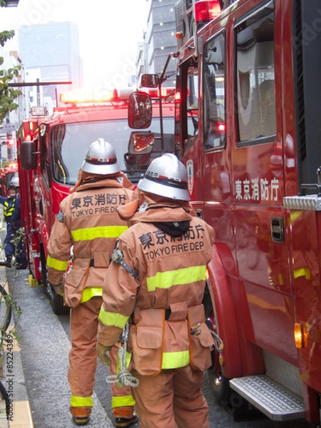 Obraz 消防車と消防隊員