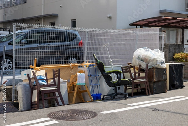 Fototapeta 道端に置かれた回収を待つ引越しのゴミ