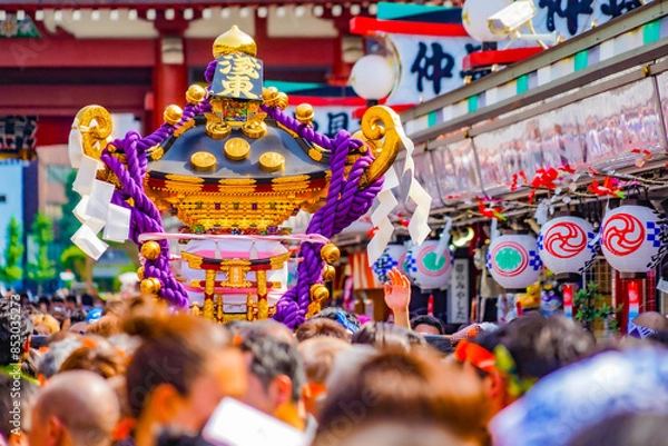 Fototapeta 賑わう通りの神輿（三社祭）