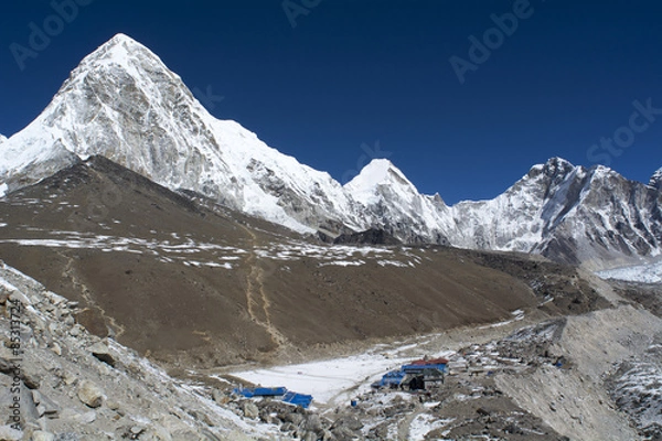Fototapeta エベレスト街道を行く行く手は名峰プモリ
